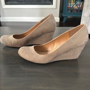CL by Laundry Women's Tan Wedges Size 10 Suede